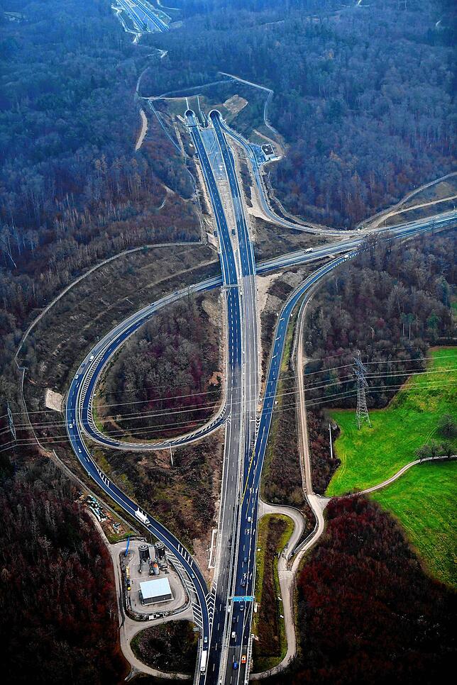 Das A98-Dreieck Hochrhein ist nun wirklich ein Autobahndreieck: Die Querspange der A861 schwenkt nun nach rechts in Richtung Schweiz ab.