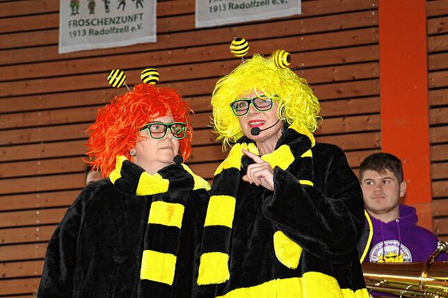Froschenpräsidentin Annette Wrzeszcz (rechts) begrüßte gemeinsam mit Zunfmeisterin Martina Maier Hunderte Narren beim traditionellen ...