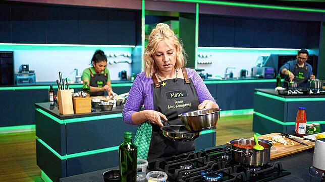 Mona Hiermaier voll in ihrem Element bei der TV-Kochsendung &bdquo;The Taste&ldquo;: Die Mischung aus bayerischer und türkischer Küche ...