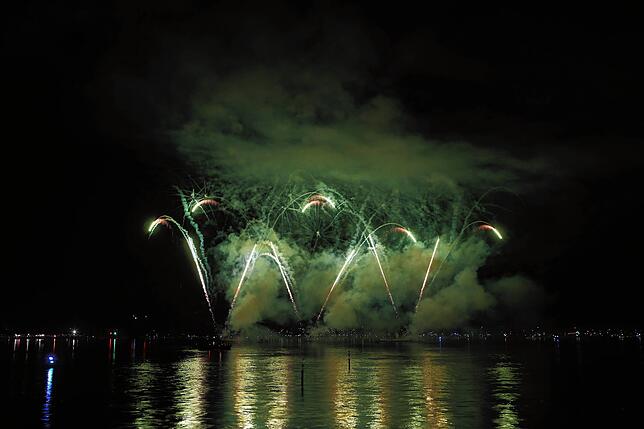 Bild 29: Konstanzer Seenachtfest 2024 - Jetzt knallt's! Das Feuerwerk am Bodensee bringt Zuschauer zum Staunen