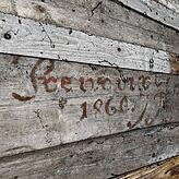 „Renovirt 1860. JB“ ist auf dieser Holzwand zu lesen. Wer JB war, wissen die Zimmerleute der Holzbaufirma Schmäh allerdings nicht.