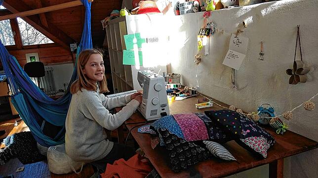 Josephine Rasch hat sich in der Zeit, in der sie zuhause bleiben muss, ein neues Hobby zugelegt: Sie hat die Nähmaschine entdeckt.