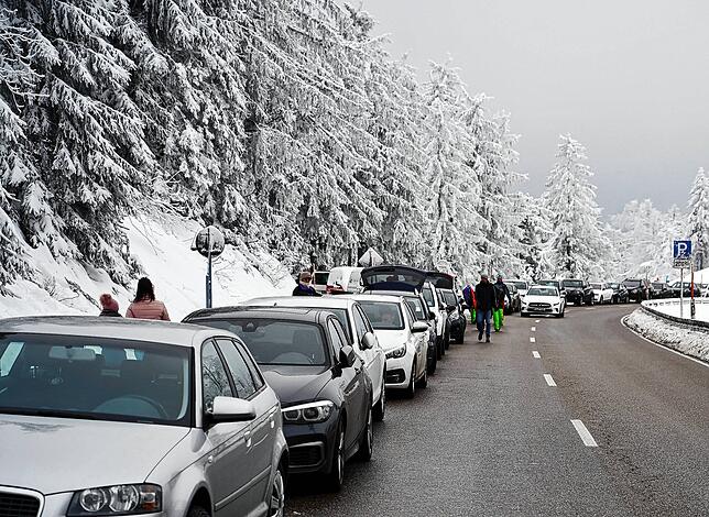 Autos parken an einer Straße beim Mummelsee