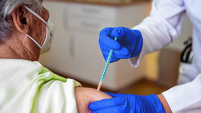 Eine betagte Patientin erhält Impfstoff gegen Covid-19. Nach der Priorisierung sorgt nun die Weigerung vieler älterer Menschen, den ...