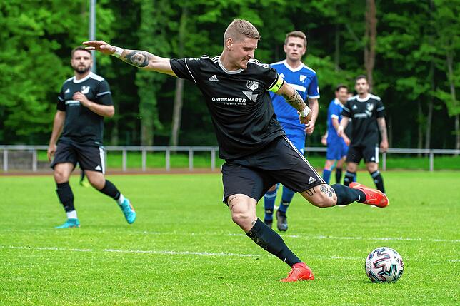 Mit Wucht: Gabriel Dittmar peilt mit dem SV 08 Laufenburg II den Aufstieg in die Bezirksliga an. Dazu ist ein Sieg am Samstag gegen den ...