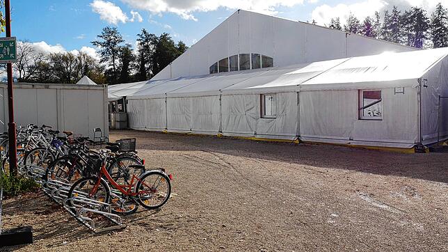 Die Leichtbauhalle, eine der Notunterkünfte des Kreises für Geflüchtete, darf nun mindestens bis Ende 2024 stehenbleiben. Der ...