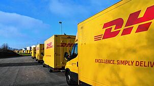 Mehr als 60 DHL-Lieferwagen parken in der Gewerbestraße in Wyhlen.  Bild: Heinz Vollmar