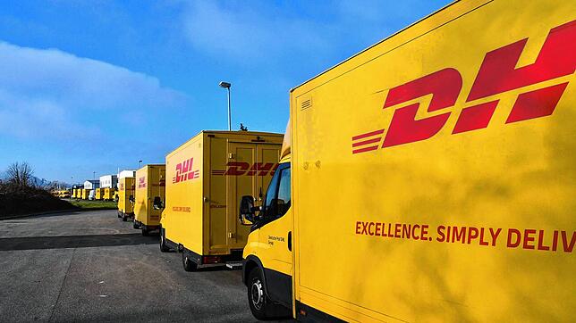 Mehr als 60 DHL-Lieferwagen parken in der Gewerbestraße in Wyhlen.  Bild: Heinz Vollmar