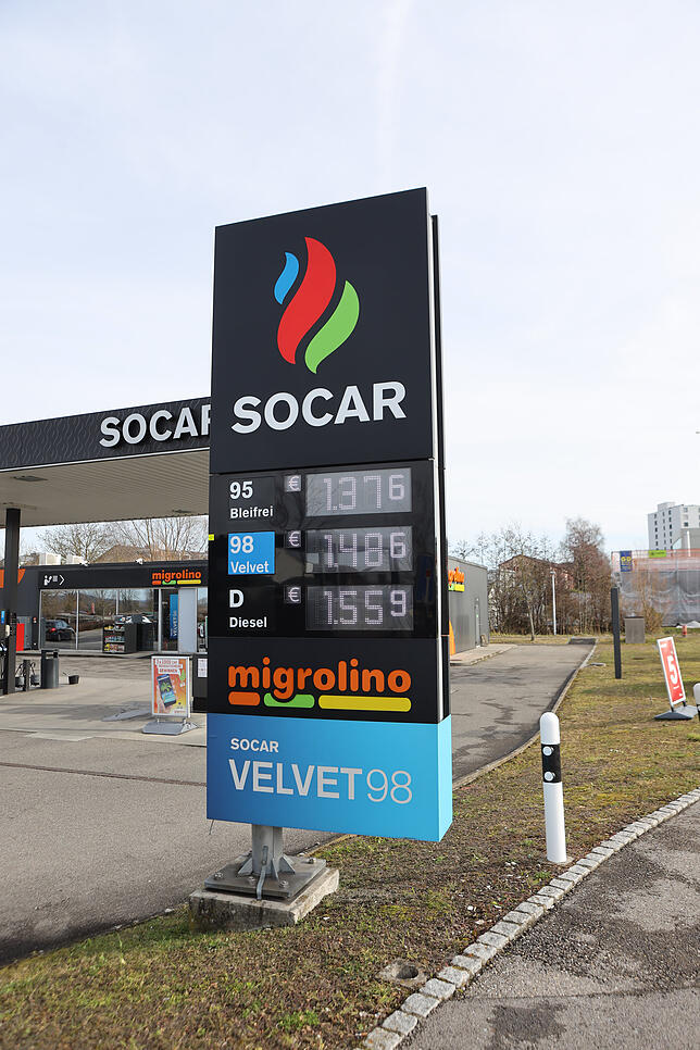Diesel kostete gestern an dieser Kreuzlinger Tankstelle 1,55 Euro pro Liter, in Konstanz zwischen 1,31 und 1,34 Euro. Wegen der höheren ...