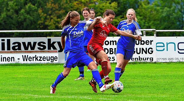 Bild 24: Fußballerinnen des SV Niederhof startet mit deutlichem 11:0-Derbysieg gegen die SG Hotzenwald in die neue Landesliga-Saison