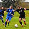 Der FV Möhringen (von links Loris Barroi, Jonas Heine) besiegte den FC Hochemmingen (Mario Buccelli) mit 5:2.