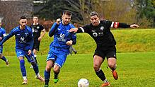 Der FV Möhringen (von links Loris Barroi, Jonas Heine) besiegte den FC Hochemmingen (Mario Buccelli) mit 5:2.