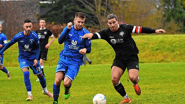 Der FV Möhringen (von links Loris Barroi, Jonas Heine) besiegte den FC Hochemmingen (Mario Buccelli) mit 5:2.