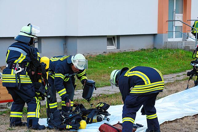 Die Feuerwehr Bräunlingen bekämpft am Mittwochmorgen einen Gebäudebrand in einem Wohngebäude Ecke Dießenhoferstraße/ Gießnaustraße. Der ...