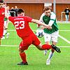 Der Tabellenzweite FC Pfaffenweiler (Raphael Gür, links) und die abstiegsgefährdete DJK Villingen (Noah Schade) trennten sich im ...