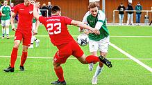 Der Tabellenzweite FC Pfaffenweiler (Raphael Gür, links) und die abstiegsgefährdete DJK Villingen (Noah Schade) trennten sich im ...
