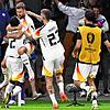 Das deutsche Team feiert den Treffer zum 1:1-Ausgleich von Niclas Füllkrug.
