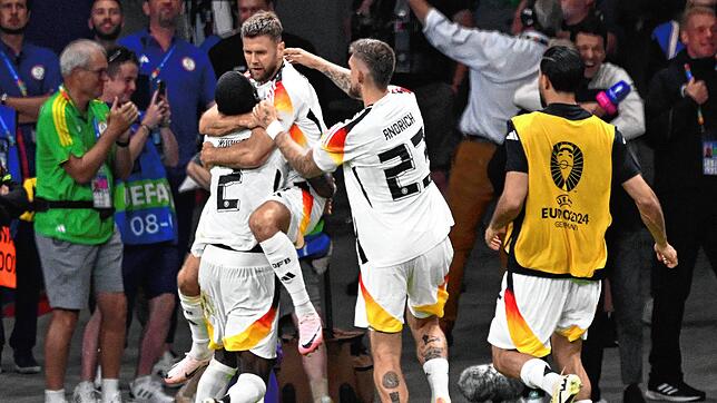Das deutsche Team feiert den Treffer zum 1:1-Ausgleich von Niclas Füllkrug.