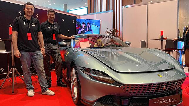 Ein echter Hingucker war der Stand der des Autohauses Gohm. Ausbilder Helmut Staiger-Fabricius (rechts) versucht gemeinsam mit dem ...