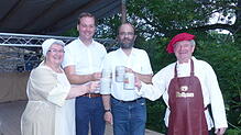 Beim Fassanstich von links: Bundestagsabgeordnete Gabriele Schmidt, Landtagsabgeordneter Felix Schreiner, Hausherr Pfarrer Thomas ...