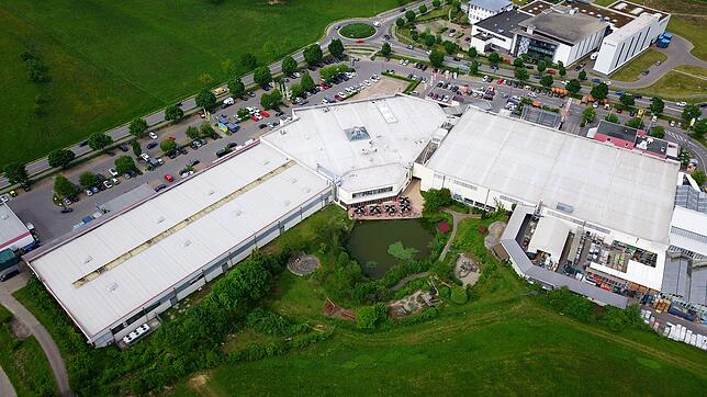 Das Einkaufszentrum La Piazza von der Rückseite: Hier sind der Karpfenteich, die Sonnenterrasse, der Abenteuerspielplatz mit Piratenboot ...