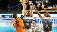 Vergeblich gereckt: Der VfB Friedrichshafen (Linus Weber, links, und David Fiel Rodriguez im Block, Blocksicherung Dejan Vincic) mussten ...