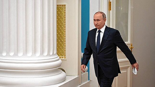 Die Macht von Russlands Präsident Wladimir Putin stützt sich auf eine Handvoll willfährige Gefolgsleute. Gefährlich wird es für ihn, ...