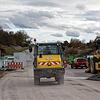 Baumaschinen in Bewegung: Neben der bestehenden B33 bei Allensbach (rechts im Bild) wird gerade die Umleitungsstrecke fertiggestellt. ...