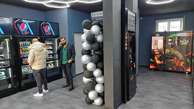 Ein Blick in den Automatenkiosk: Kaffee, Pizza, Getränke und Knabbereien stehen hier dicht an dicht in zehn Automaten.