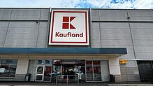 Über das Dach des Supermarkts drangen die Diebe ins Innere vor und entwendeten Zigaretten im Wert von 100.000 Euro.