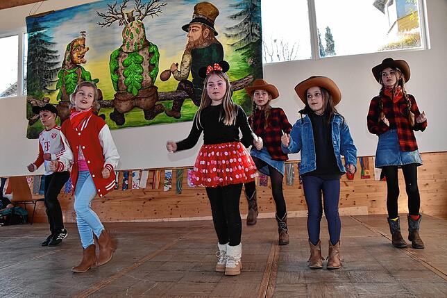 Bild 23: Honstetter Narren feiern Rosenmontag mit buntem Programm