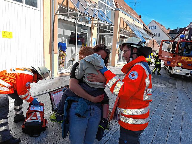 Notfallseelsorger betreuen Mutter und Tochter. Der Vater des Kindes wird im Dachgeschoss von den Flammen eingeschlossen.