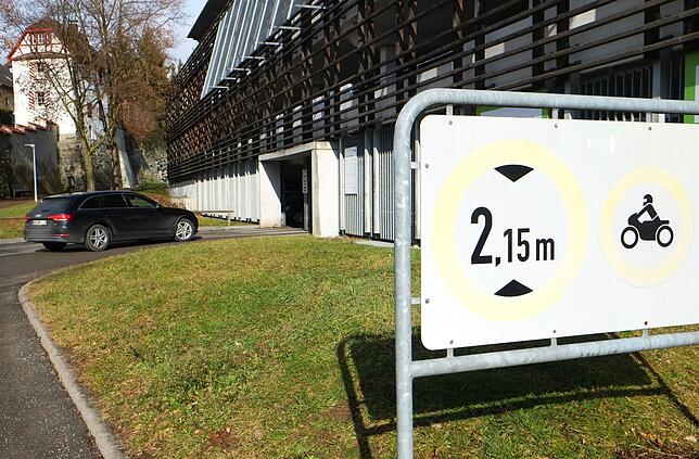 Bislang dürfen Motorräder nicht in den Parkhäusern parken, laut Stadtwerk am See aus technischen Gründen.