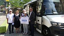 Freuen sich gemeinsam über 25&nbsp;000 Bürgerbusfahrgäste (von links): Bürgerbusfahrer Willi Herzog, Juliane Kugler, Matthias Kohlhase, ...
