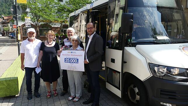 Freuen sich gemeinsam über 25&nbsp;000 Bürgerbusfahrgäste (von links): Bürgerbusfahrer Willi Herzog, Juliane Kugler, Matthias Kohlhase, ...