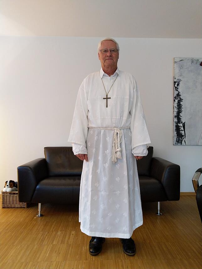Bild 4: Wir zeigen in vielen Bildern, wie sich der Häfler Berthold Erich Schwarz Schritt für Schritt in den Nikolaus verwandelt