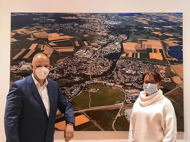 Hüfingens Bürgermeister Michael Kollmeier und Anna Greifenberger, die am 1. März mit ihrer Arbeit im Hüfinger Rathaus begonnen hat. Sie ...