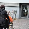 Heilerziehungspflegerin Dagmar Hanßler schiebt eine Seniorin im Rollstuhl zurück ins Behindertenwohnheim St. Klara. Hier ist der Anteil ...