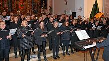 Die Sängerinnen und Sängern des Projektchores für das Benefizkonzert begeistern mit ihrem Gesang. Ihnen steht die Freude über den ...