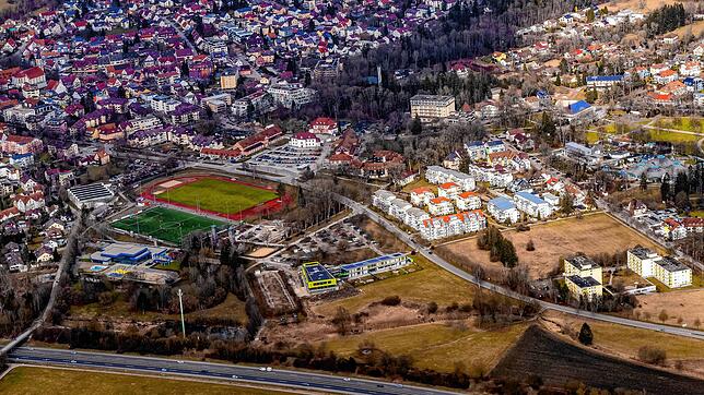Ganz schön viele Straßen: Die Stadt Bad Dürrheim aus der Luft gesehen. Nicht alle Erschließungsstraßen in Wohngebieten haben den ...
