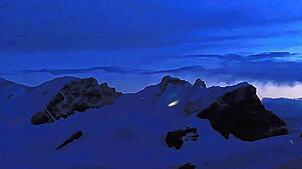 Dieses Standbild aus einem von der Italienischen Bergwacht zur Verfügung gestellten Video zeigt Rettungsarbeiten am Breithorn in den ...