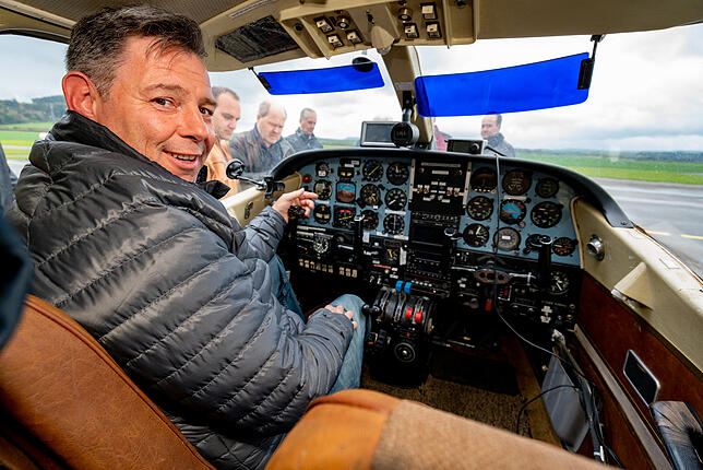 Pilot Holger Micon im Cockpit des Hagelfliegers.