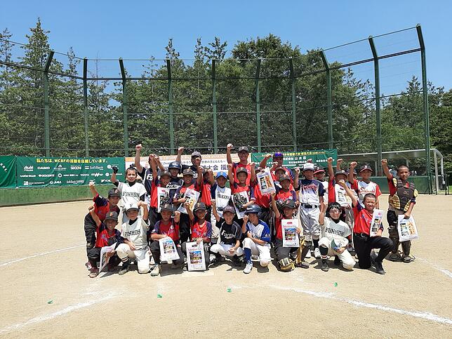 Die japanische und taiwanesische Mannschaft im Azuma-Baseball-Stadion in Fukushima bei einem internationalen Kinder-Baseball-Turnier.
