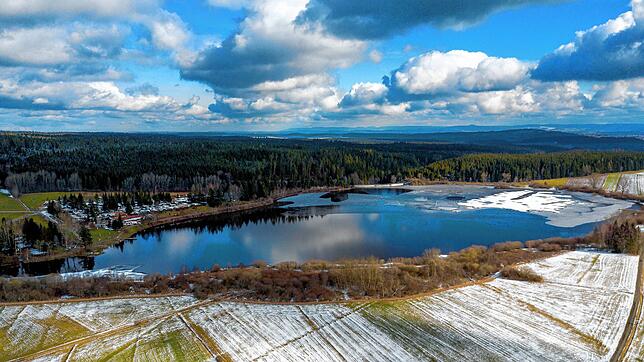 Unser Luftbild aus dem Februar im Jahr 2018 zeigt den Kirnbergsee von oben.