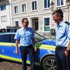 Überlingens Polizeichef Stephan Stitzenberger (rechts) vor dem Markdorfer Polizeiposten, auf dem Foto mit dem jüngst verabschiedeten ...