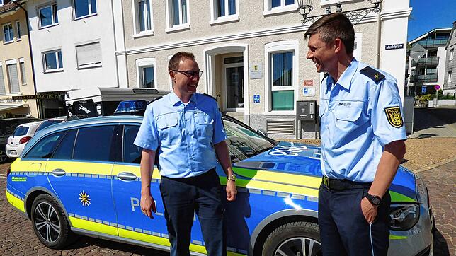 Überlingens Polizeichef Stephan Stitzenberger (rechts) vor dem Markdorfer Polizeiposten, auf dem Foto mit dem jüngst verabschiedeten ...