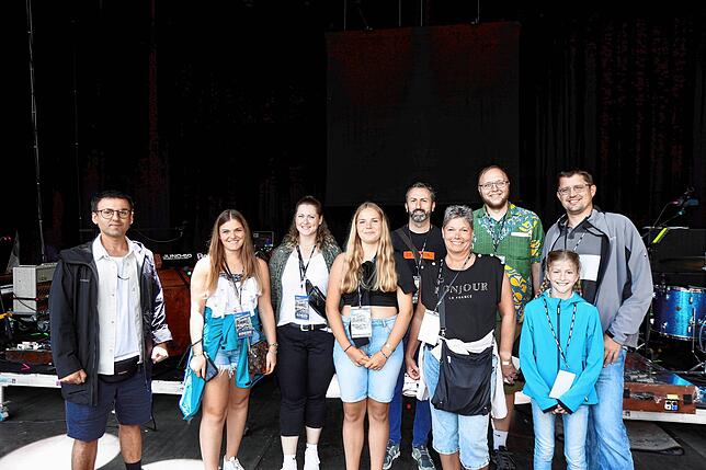 Kokon-Geschäftsführer Xhavit Hyseni (links) gibt den SÜDKURIER-Lesern besondere Einblicke hinter die Kulissen des Hohentwiel-Festivals ...