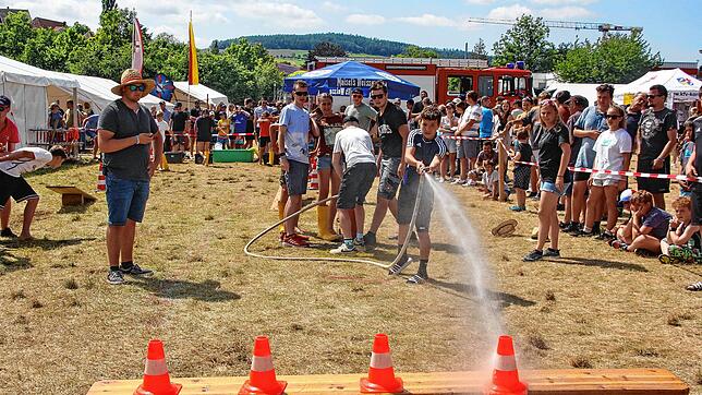 Der Nachwuchs der Feuerwehren im Landkreis ist im Umgang mit Wasser geübt: Das bewiesen die Teilnehmer und Teilnehmerinnen auch bei der ...