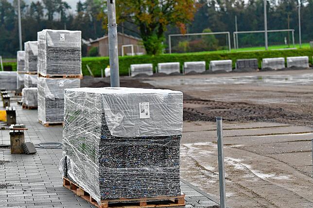Alternative zur Drainage: Beim SV Rheintal werden unter dem Kunstrasen werden wasserdurchlässige Platten als Sickerschicht eingebaut.