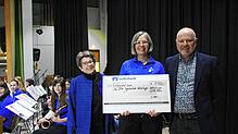 Erne Eipper (von links) überreicht im Namen der Ulrich C. Eipper-Stiftung einen Scheck über 1000¦Euro für das JOW an die musikalische ...